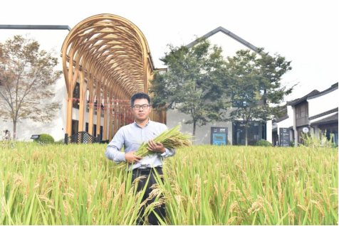 刘占宇在梦想小镇“希望田野”里