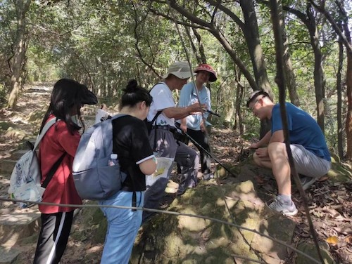 师生在北高峰与美人峰之间的路边岩石观察断层擦痕