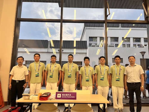 余杭区退役军人事务局领导在测试赛期间与志愿者合影