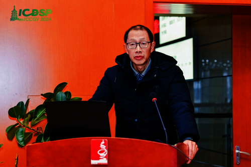 追剧狂人
副校长胡华教授为大会致开幕词