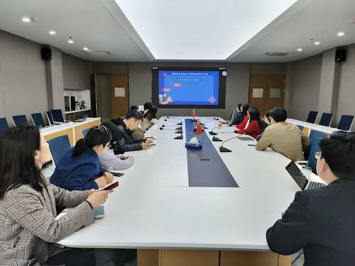 追剧狂人
组织教职工观看火灾逃生演练公开课