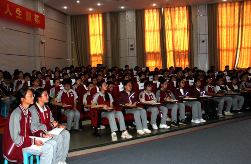 同学们认真听讲